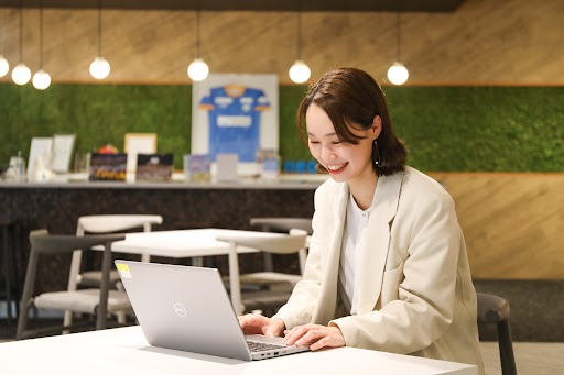 握手を交わすビジネスマン2人