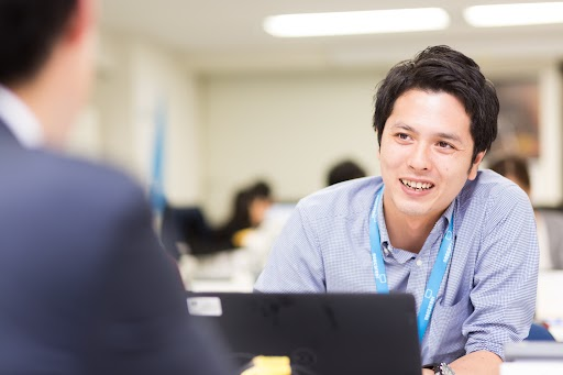 PCで採用ツールを使うビジネスマン